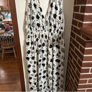NWT ARULA Size B 2x Black and White Floral Double V Sleeveless Maxi Dress